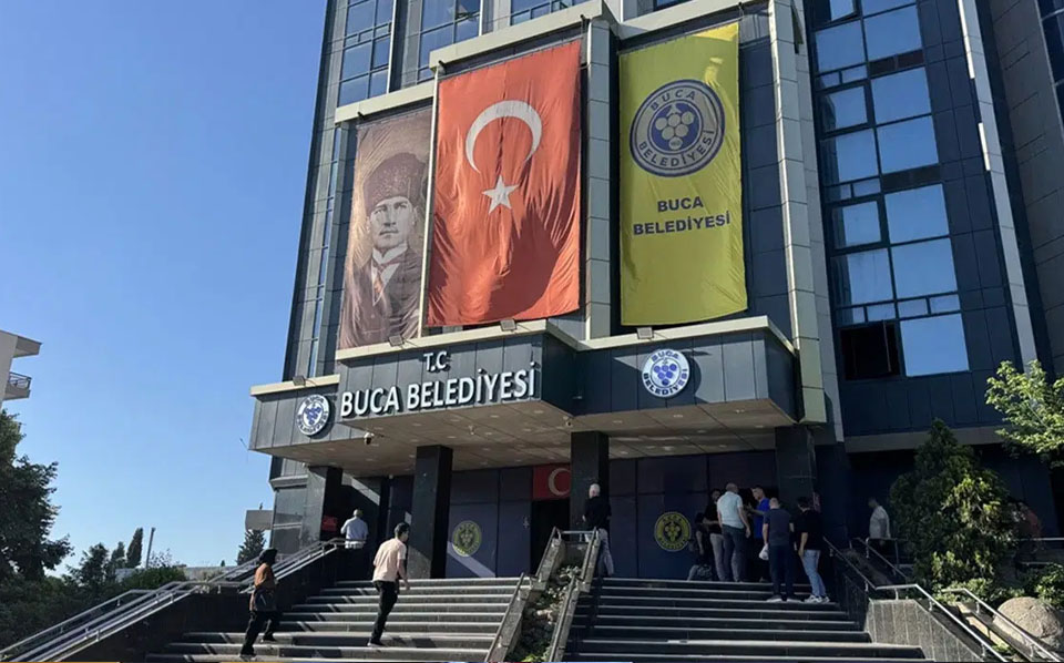 HER KİM BUCA BELEDİYESİNE YAPILAN OPERASYONU SİYASİ GÖRÜYORSA AKLINDAN ŞÜPHE EDERİM!